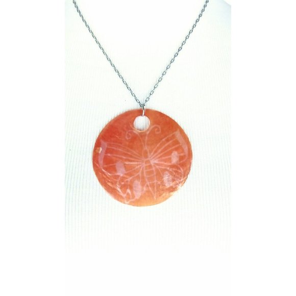 Vintage round ocean beach shell butterfly chain necklace - Picture 3 of 4